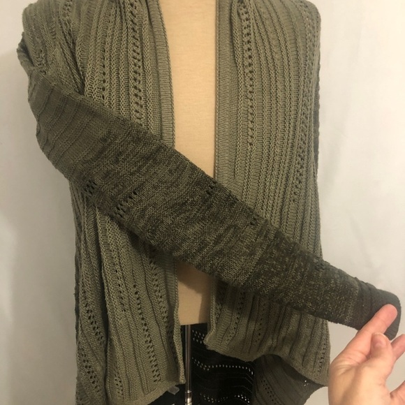 Womens 3 Shade Green Duster Sweater. Size Small. 21” pit to pit. Athleti… - Picture 3 of 10